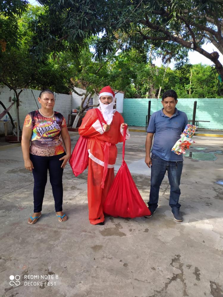 Toinho Camelô distribuí brinquedos na região da Lagoa de Lages na zona rural de Barras PI 