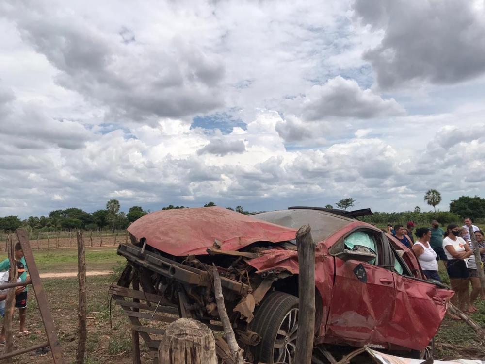 Jovem morre e outros três ficam feridos após carro capotar em curva no Piauí