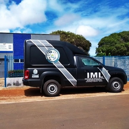 Homem é morto com oito tiros enquanto conversava com amigos na porta de casa