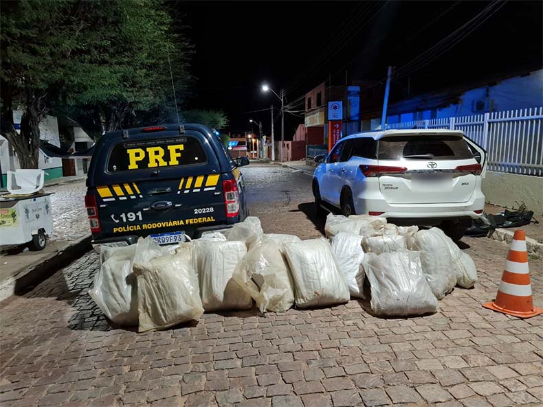 Preso suspeito de transportar 300 kg de maconha em carro de luxo