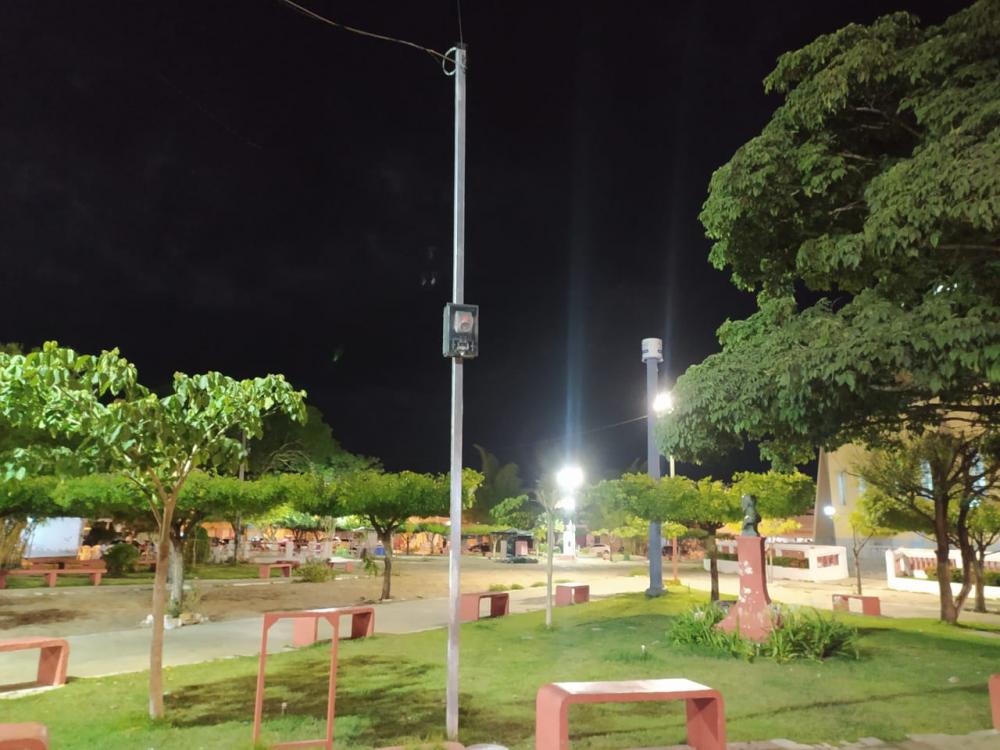 Governo Capote: Praça Senador Joaquim Pires Ferreira ganha iluminação especial com reposição de lâmpadas em Barras PI 