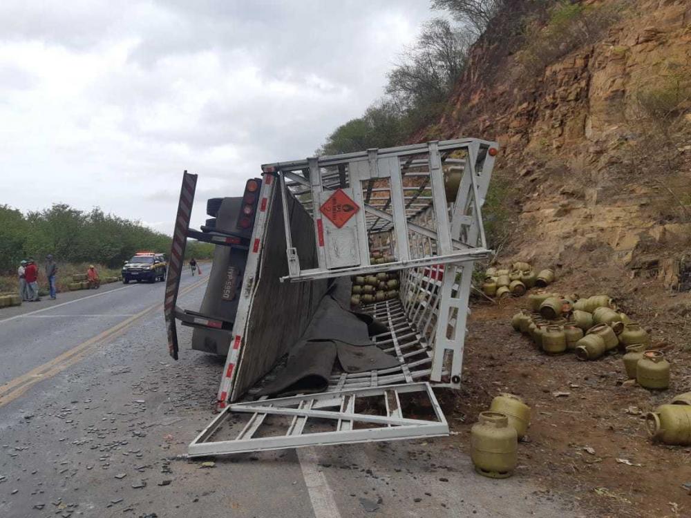 Caminhão carregado com botijões de gás tomba e deixa duas pessoas feridas e m rodovia do Piauí