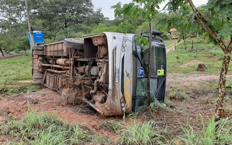 Ônibus com 38 passageiros tomba após veículo derrapar na BR-135 em Corrente PI