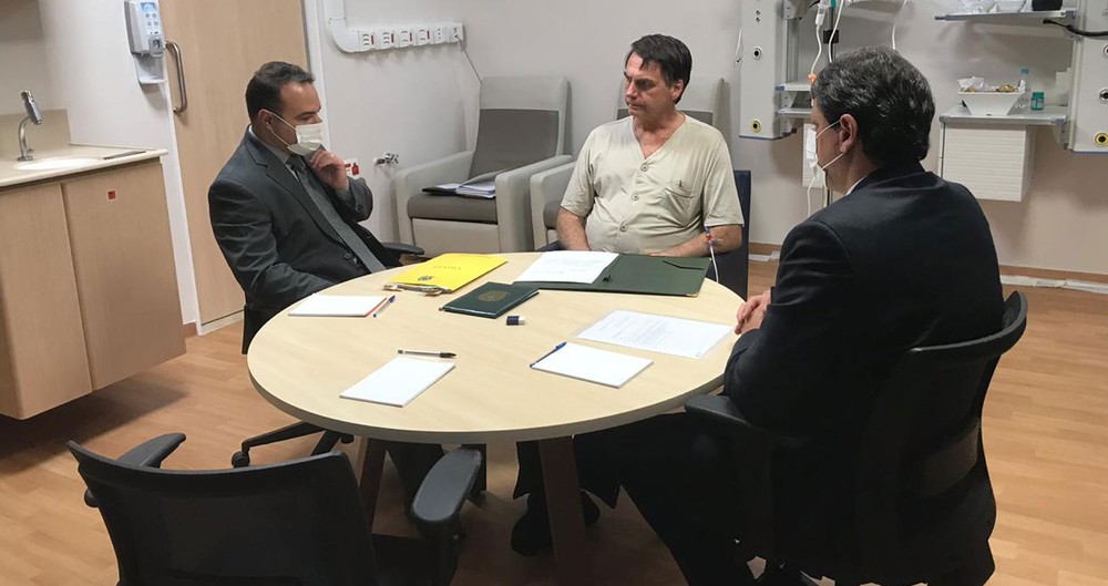 Presidente Jair Bolsonaro em reunião de trabalho no Hospital Albert Einstein, com o ministro da Infraestrutura, Tarcísio de Freitas (dir.), e o subchefe de Assuntos Jurídicos da Casa Civil, Jorge Oliveira — Foto: Divulgação/Presidência da República