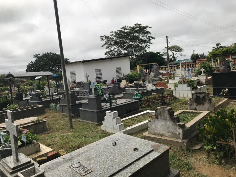 Cemitério São José em Barras PI recebe limpeza depois de 3 meses abandonado pela última Gestão 