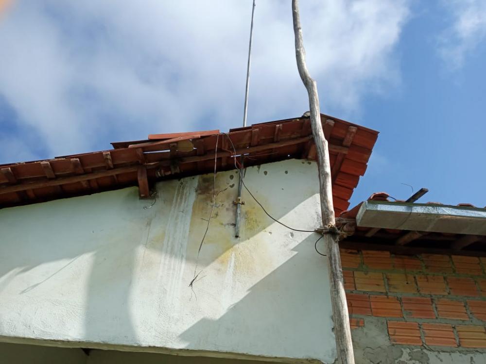 Raio caiu em residência na localidade Surrão em Barras PI e causa prejuízos a morador