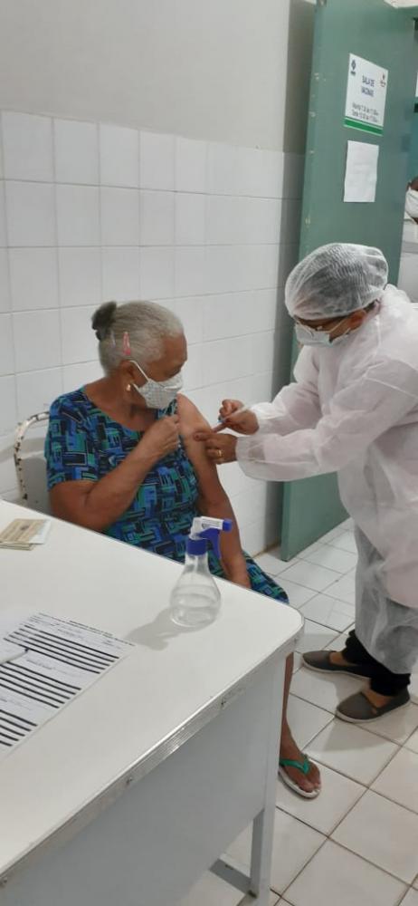Governo Capote: Idosos de idade entre 85 e 89 estão sendo vacinados contra covid-19 no município 