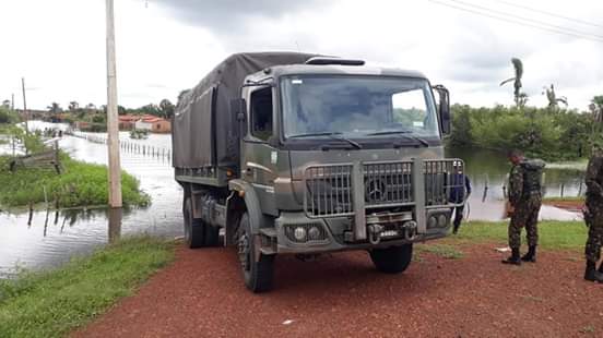 Barras PI: Homens do Exército ajudam na retirada de pessoas alagadas no município 