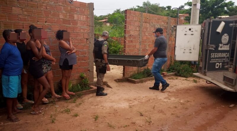 Mulher é assassinada com tiros e facadas dentro de casa em Teresina PI