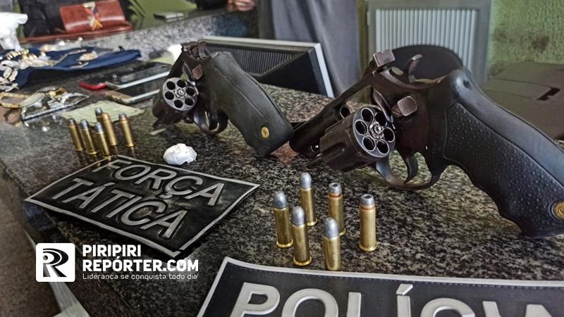 PM apreende armas com 5 homens apontados como integrantes do Comando Vermelho em Piripiri