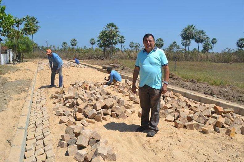 Prefeito em obra de calçamento 
