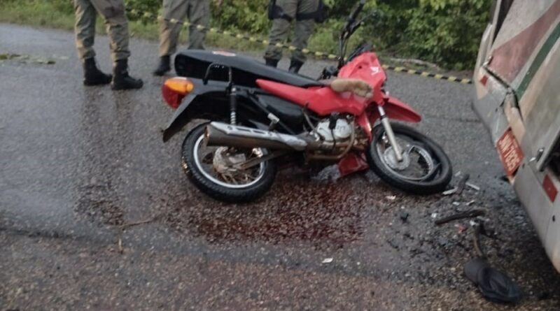 Jovem morre e outro fica ferido após colidir moto na traseira de van na PI-114