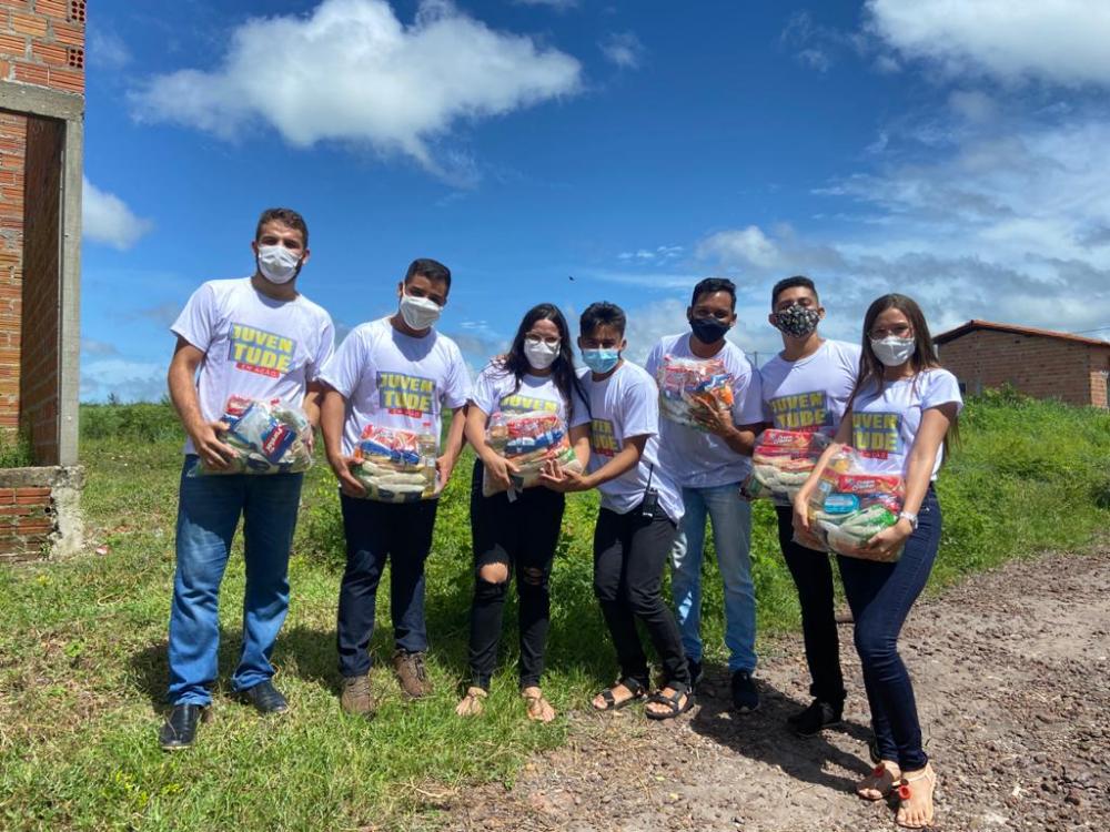 Juventude em ação distribui cestas básicas nos bairros mais carentes do município de Barras PI