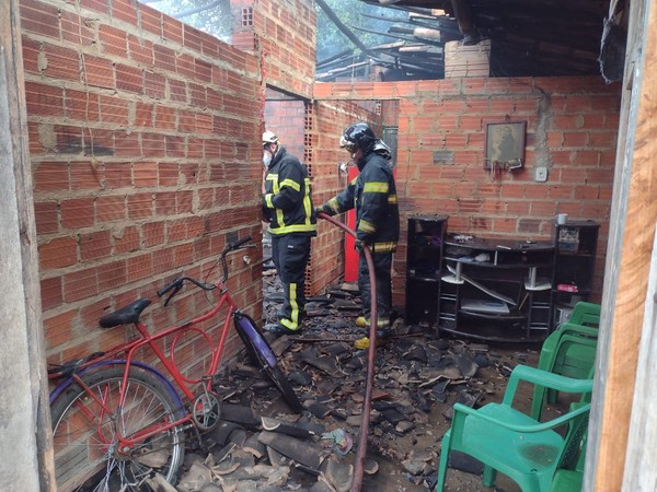 Homem ateia fogo na própria casa e atinge policial com foice no Norte do Piauí