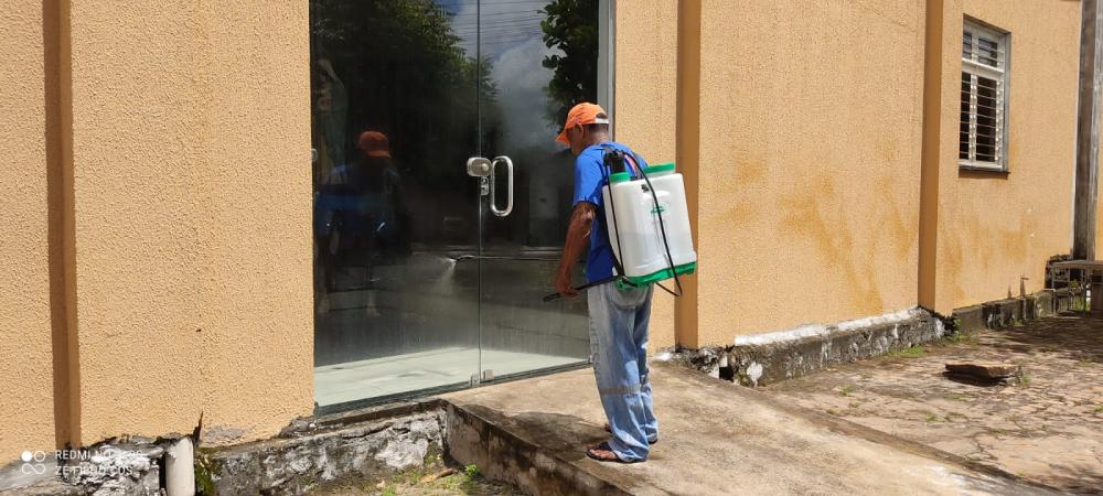 Barras PI: Padre Walmes Quixaba e paroquianos no bairro Santinho fazem sanitização da igreja no combate ao Novo Coronavírus