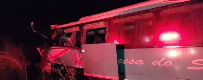 Colisão entre ônibus da empresa Princesa do Sul e carreta deixa 3 mortos na PI-247