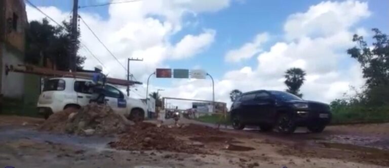 Barras PI: Estrada dos bairros Boa Vista e Pedrinhas recebem serviço de tapa-buracos
