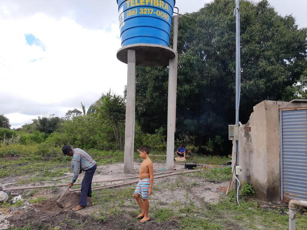 Governo municipal em Barras PI instala nova base de abastecimento de água na localidade Canto Escuro 