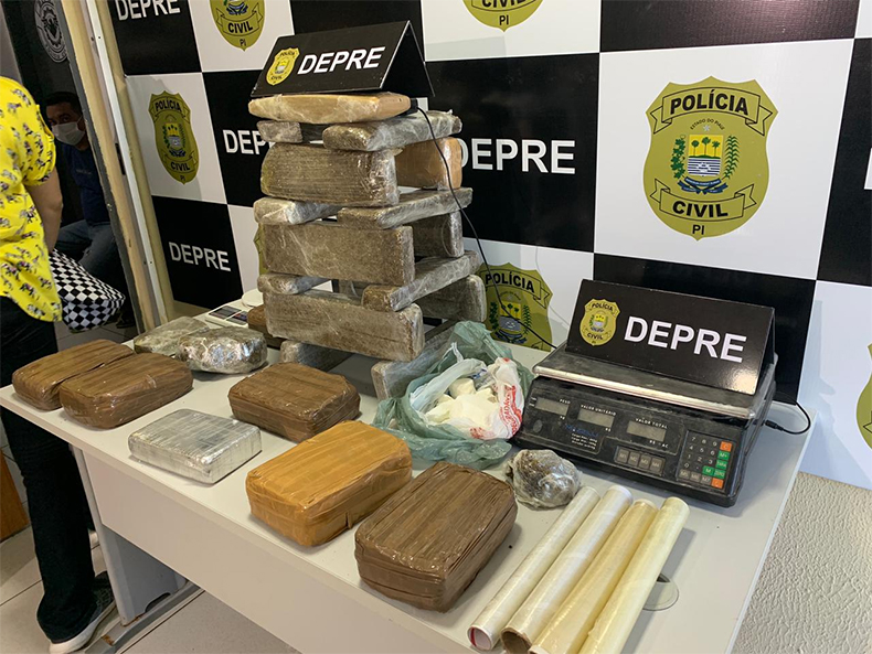Polícia encontra droga avaliada em 450 mil e prende dois suspeitos