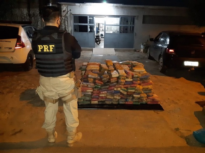 PRF apreende carga de 380 kg de maconha em veículo no sul do Piauí