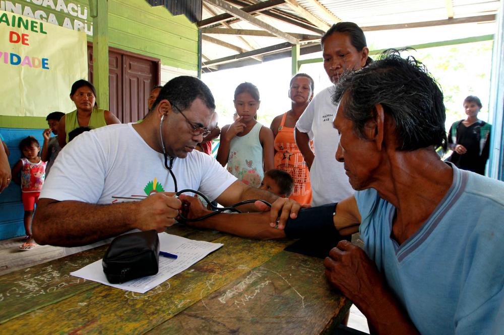  O médico cubano Dr. Gustavo Vargas integrante da equipe Mais Médicos atende na comunidade indígena de Belém do Solimões no estado do Amazonas. Foto: Estadão Conteúdo