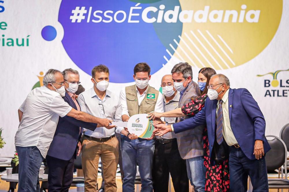 Governo Federal entrega no Piauí 31 veículos para o Programa de Aquisição de Alimentos e distribui 17 mil cestas para famílias do estado