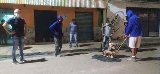 Barras PI: Governo Capote recupera ruas esburacadas do centro com massa asfáltica