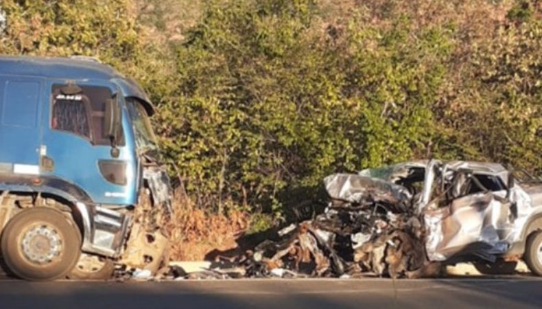 Acidente entre carreta e carro deixa dois mortos na BR 135