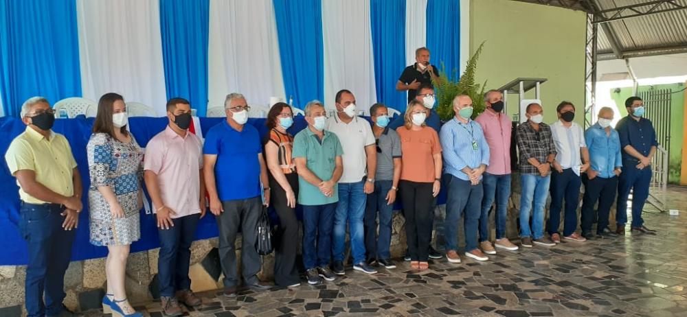 Prefeito Edilson Capote reunido com o superintendente do INCRA PI sobre a regularização fundiária em Barras PI 