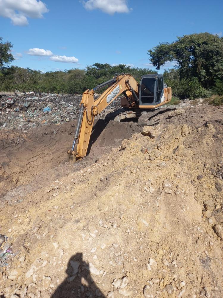 Secretaria de Obras faz serviços de abertura e acondionamento de resíduos sólidos no lixão de Barras PI 
