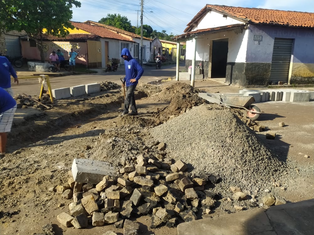 Prefeitura de Barras PI segue com a obra de recuperação das canaletas nas principais avenidas 