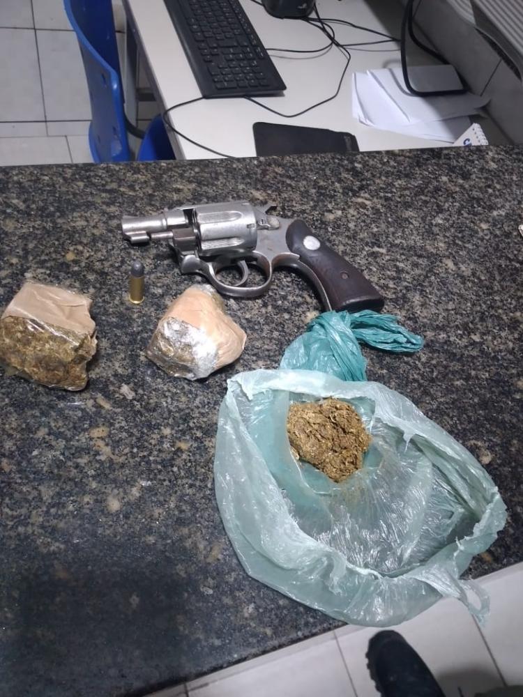 Polícia Militar prende suspeito de tráfico com arma de fogo em Barras PI 