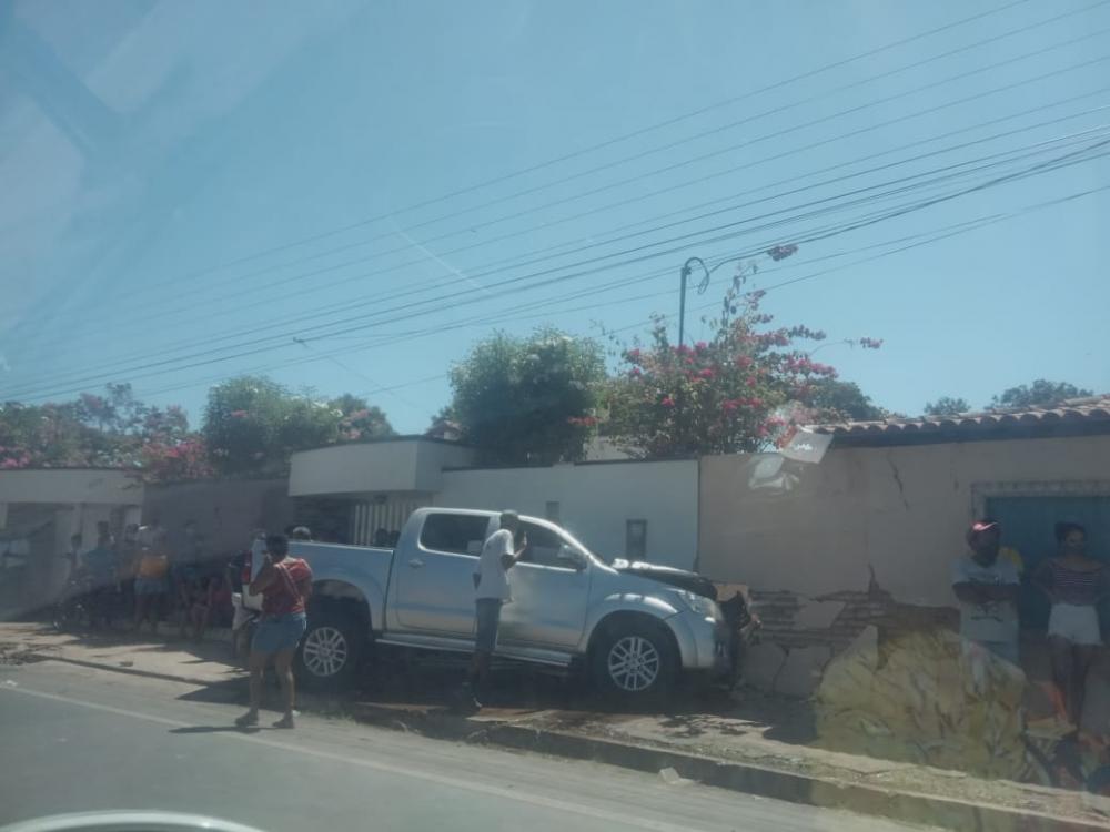 Homem morre após briga com filho por causa de direção de Hilux na BR-343