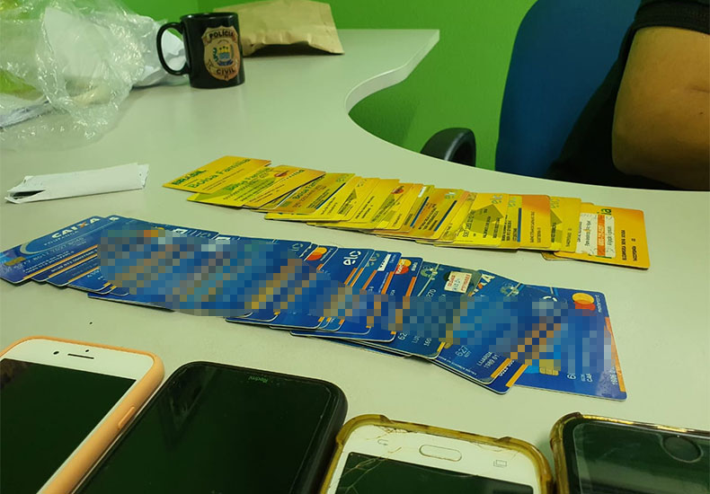 Suspeito de agiotagem é preso com dezenas de cartões do bolsa família