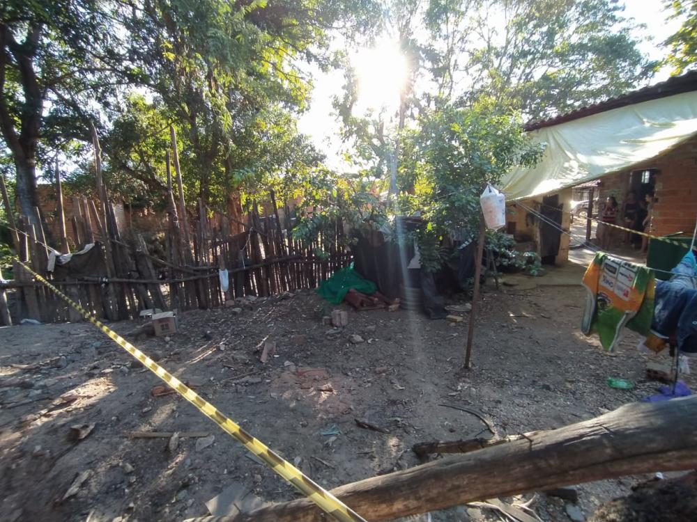 Homem é assassinado com três tiros em quintal de residência em Teresina