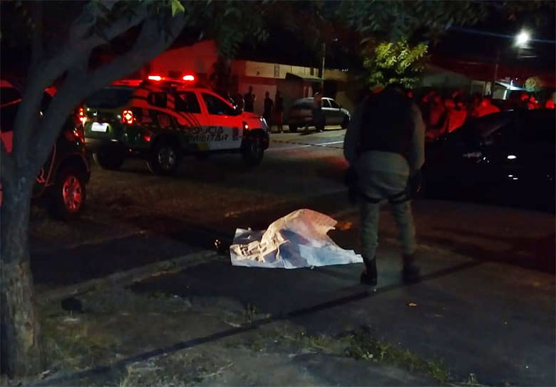 Motoqueiro mata jovem com tiros de pistola na zona Norte