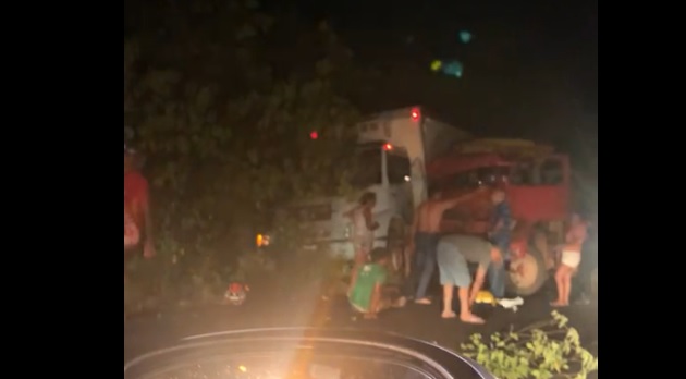 Acidente envolvendo dois caminhões atrapalha trânsito na PI 113