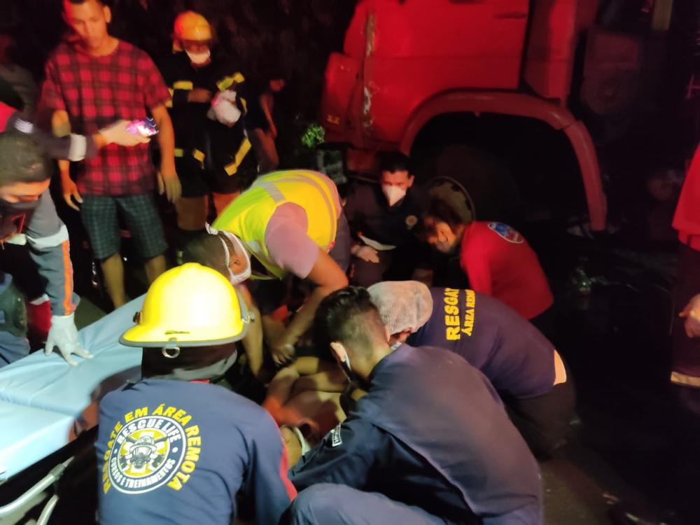 Jovem fica preso às ferragens após colisão entre caminhões em Barras PI 