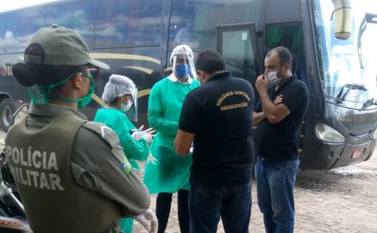 24 horas: Fiscalização da PMPI de Campo Maior aborda ônibus clandestino com passageiros vindos de SP