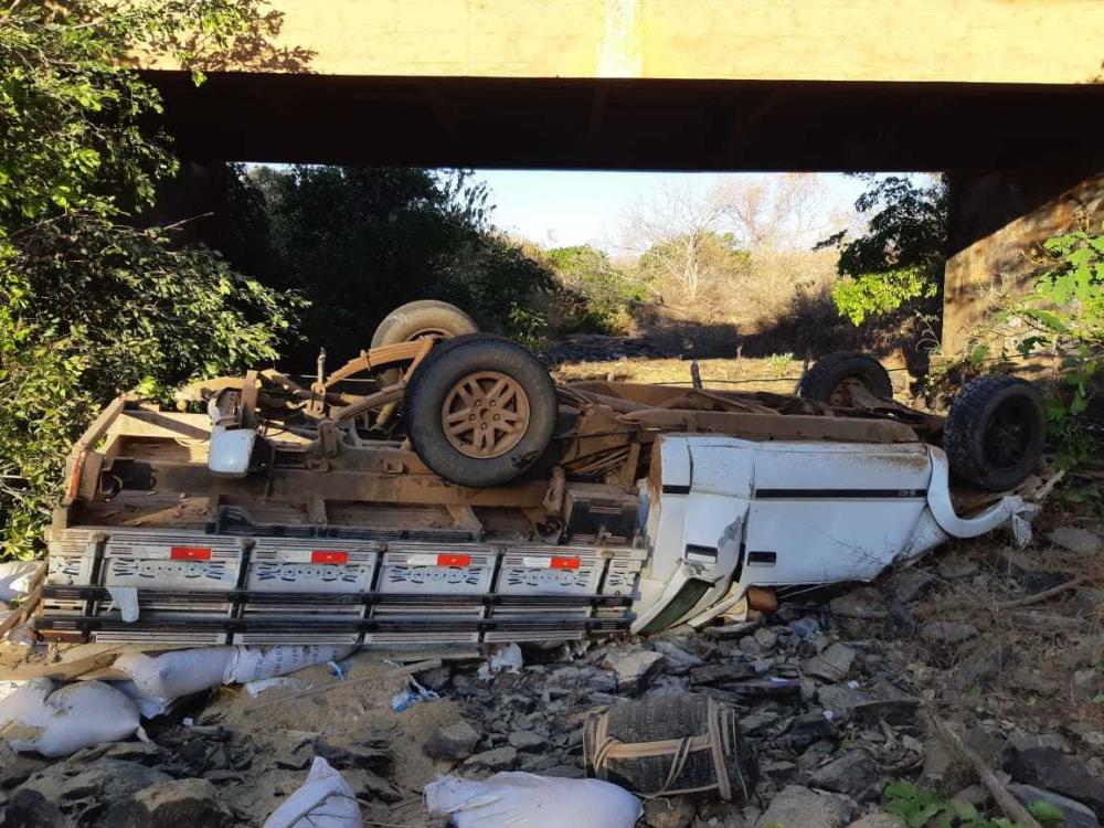 Carro sai da pista, cai de ponte e mata condutor na BR-316 em cidade do Piauí