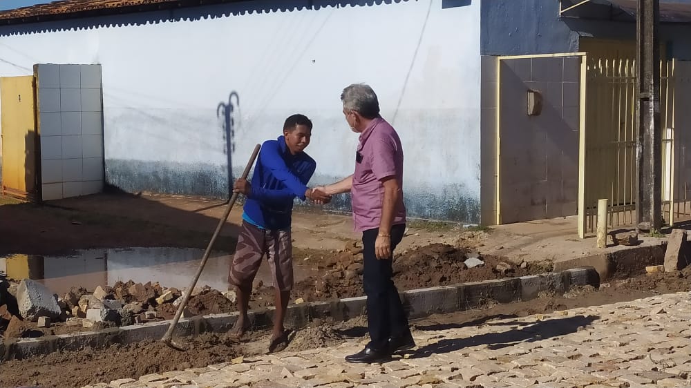 Prefeito Edilson Capote visita obras pelos bairros da cidade de Barras PI 