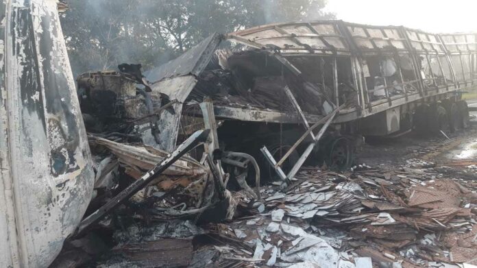 Colisão entre duas carretas provoca incêndio e interdita BR-222 em Piripiri