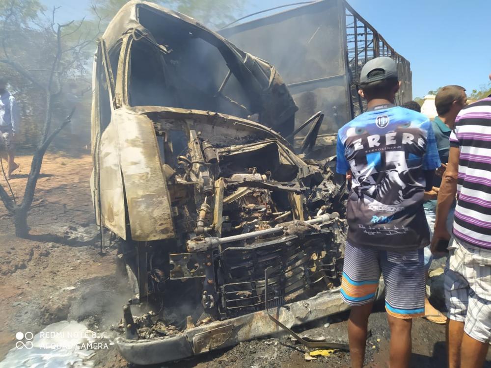 Motorista morre carbonizado após colisão entre carretas no sul do Piauí