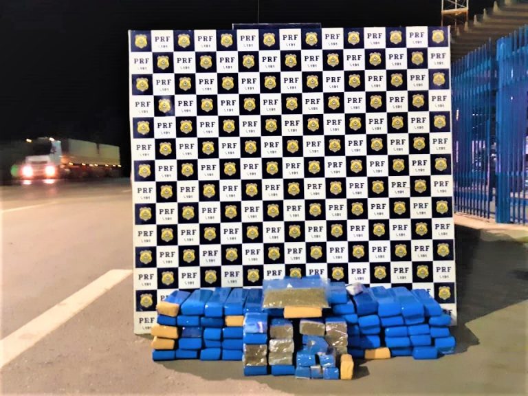 Dois homens e uma mulher são presos na BR-242 na BA com 100 kg de maconha que seria comercializada no PI