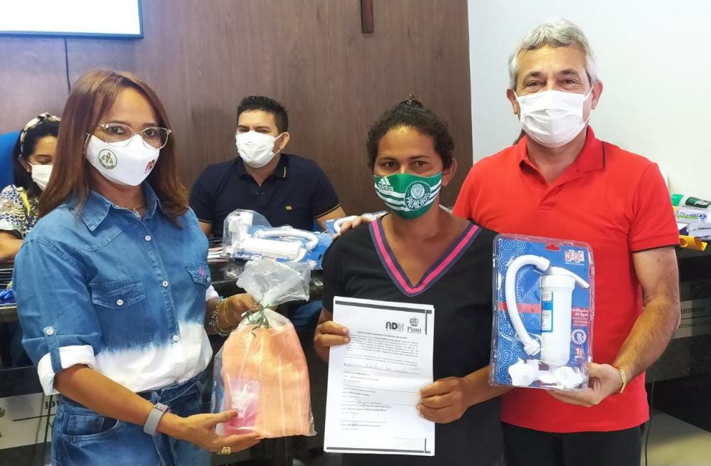 Casas populares: O prefeito Edilson Capote e o vereador Sales reunidos com a representante da ADH PI e entregaram documentos de 31 casas construídas na zona rural 