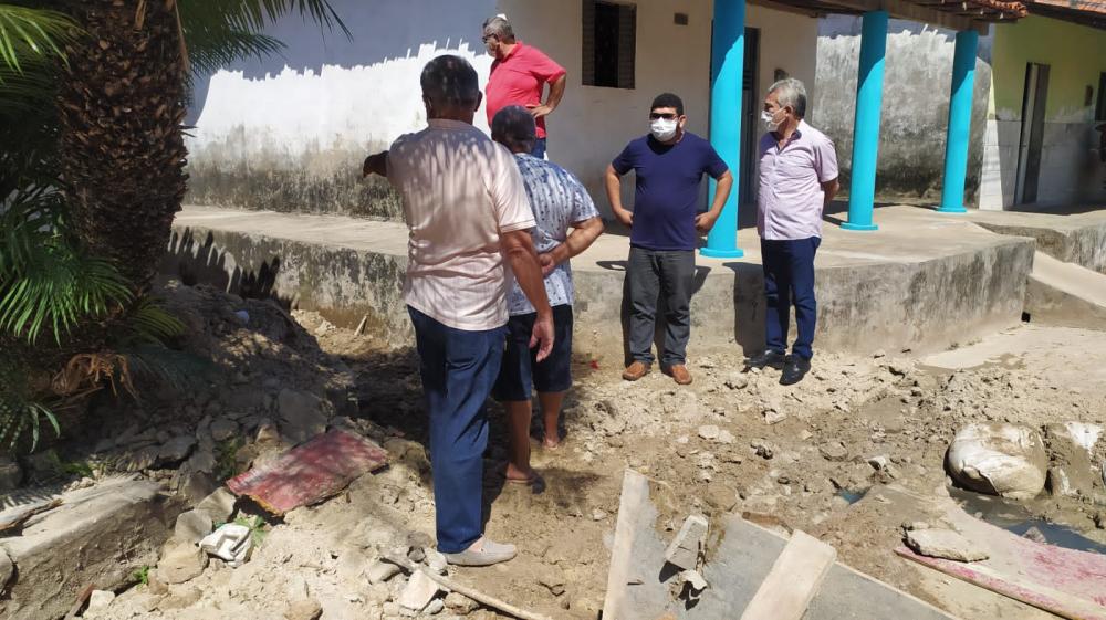 Prefeito Edilson Capote visita obras da Galeria de escoamento de águas no bairro Prainha em Barras PI 