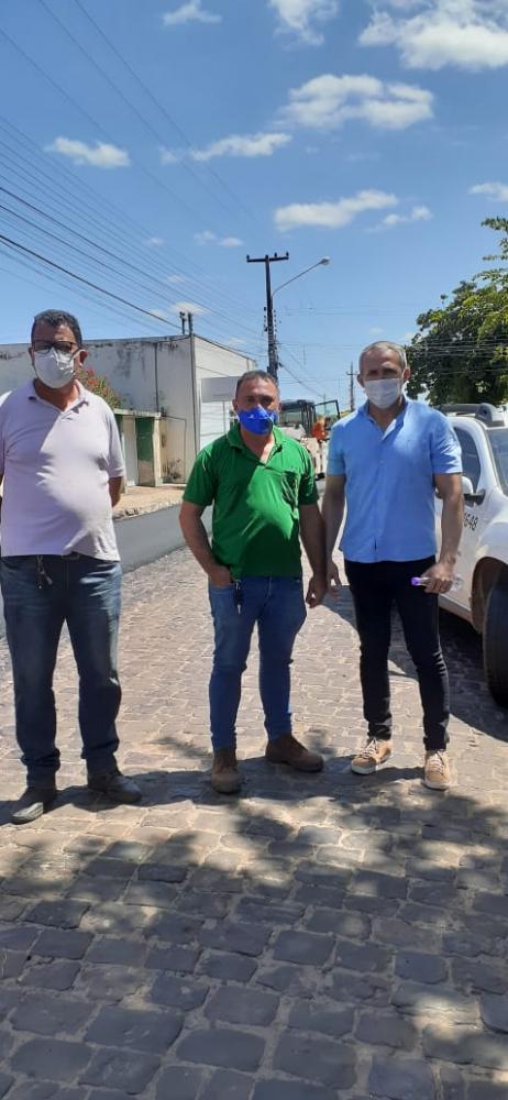 Prefeitura de Barras PI fiscaliza obra de asfaltamento de ruas no município 