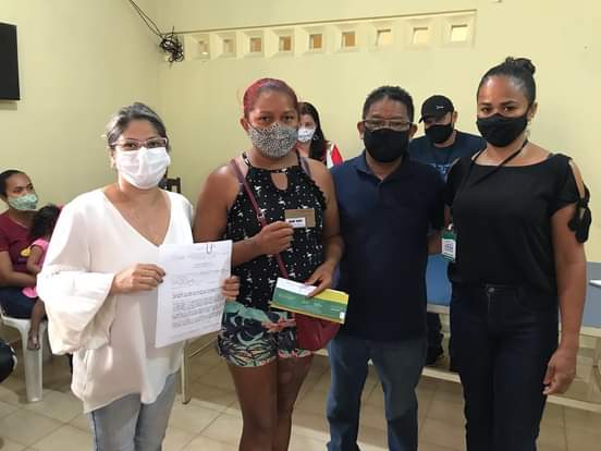 Semas em Barras PI entrega cartões do Auxílio Emergencial da SASC