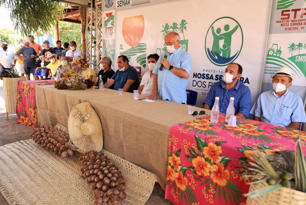 Capote visita feira de agricultura em Nossa Senhora dos Remédios PI