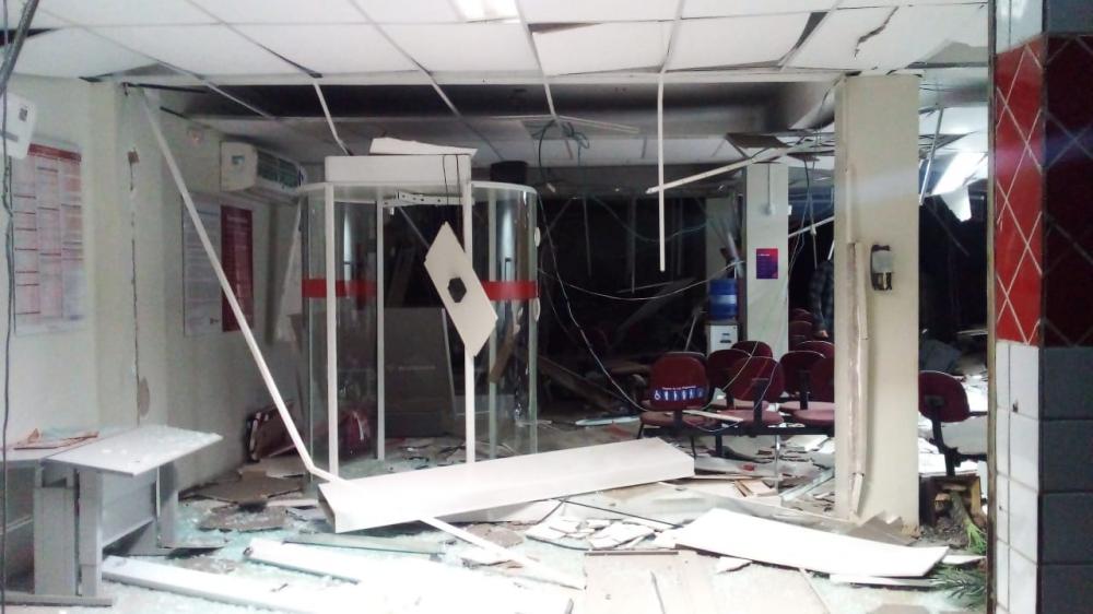 Bandidos explodem agência do Bradesco em Castelo do Piauí na madrugada desta quarta-feira (01)